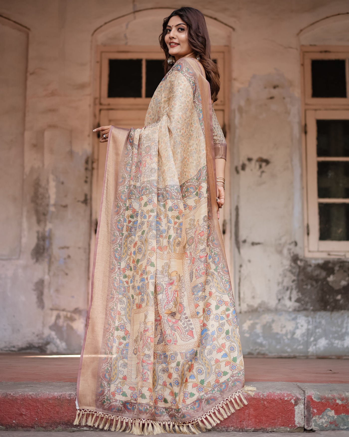 Luxurious Off-White Silk Saree with Gold Accents & Artistic Detailing – Timeless Fashion