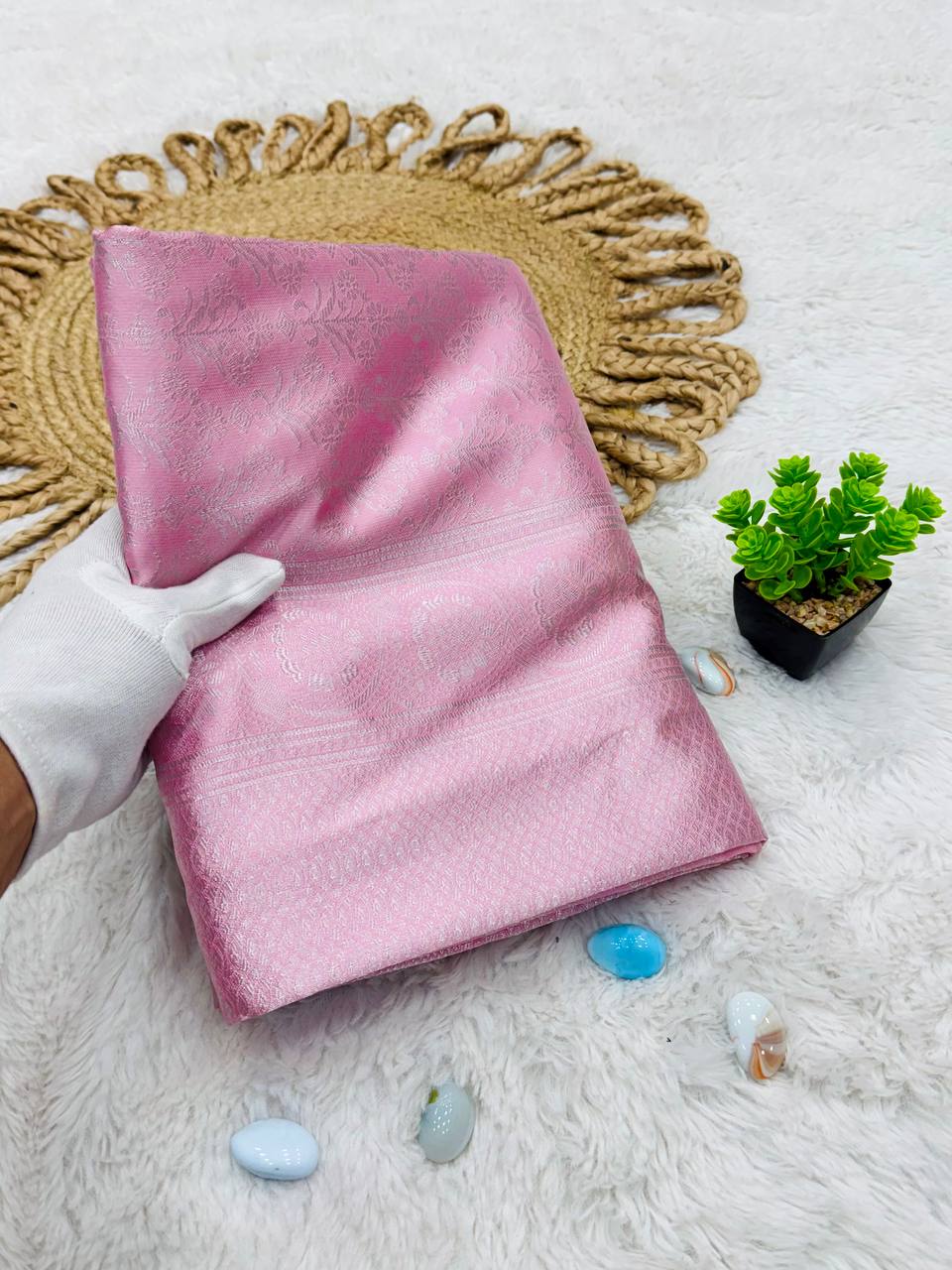 Pink Banarasi Silk Saree with Intricate Patterns – Perfect for Weddings and Festive Events