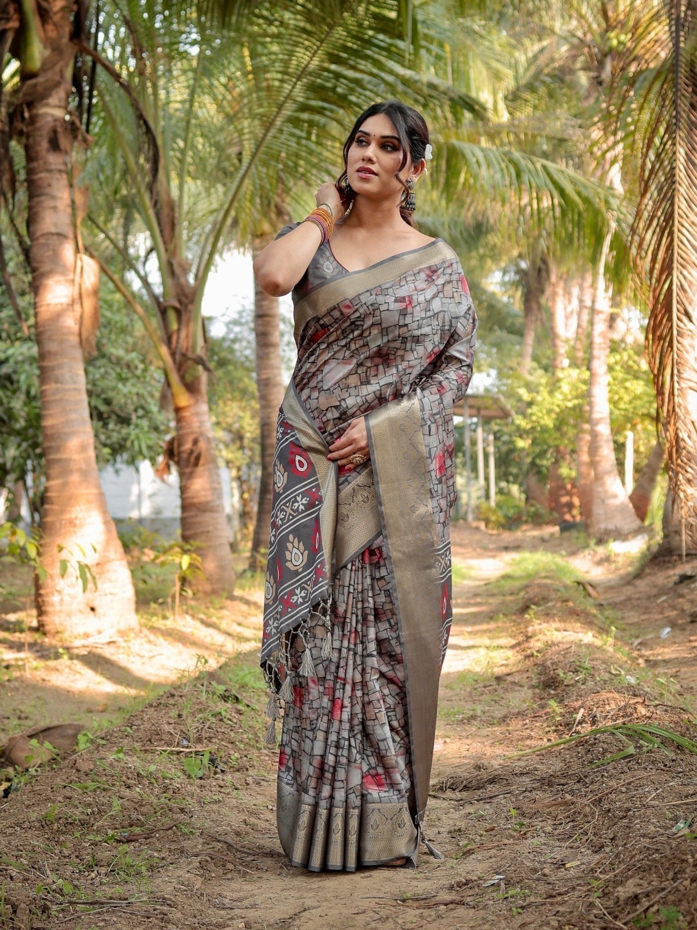 Stunning Grey Tussar Silk Saree with Golden Zari Border and Mosaic-Inspired Pallu Design